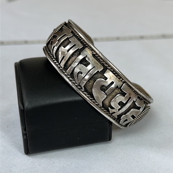 Vintage Silvertone Om Mani Padme Hum cuff bracelet - Picture 3 of 11